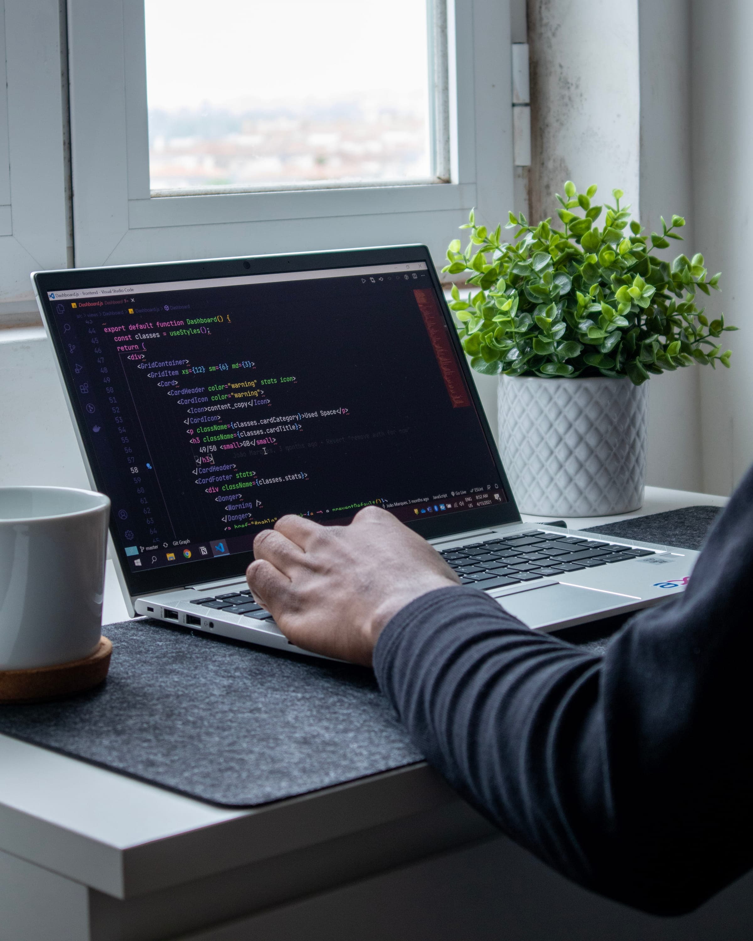 Moderne IT-Infrastruktur mit Laptop und digitalen Technologien